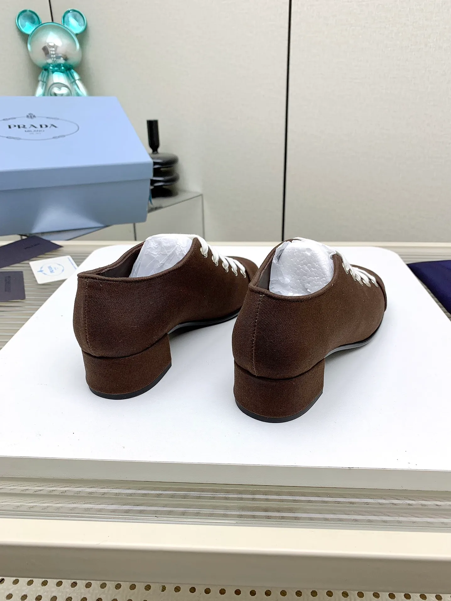 👟👟Ex-factory price 620👟👟 (Higher version) Prada 25/Spring and Summer Catwalk New lace-up hollow shoelace Mary Jane thick heel shoes This year’s lace-up element is super popular and really fashionable. I am obsessed with the appearance and comfort! The salty or sweet doll head design is full of girlishness. It is retro and playful yet elegant. The key is that it is easy to wear. ✔️Upper: original customized fabric ✔️Inner: sheepskin ✔️Outsole: genuine leather outsole imported from Italy ✔️Size: #35-41 (40.41 custom-made, non-refundable)
